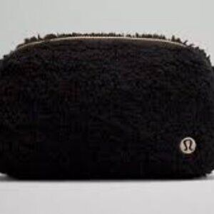 Lululemon everywhere black sherpa belt bag